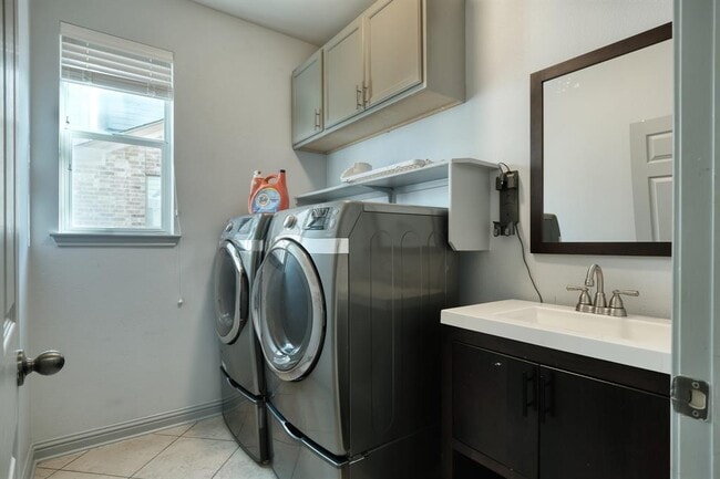 Building Photo - 333 Spanish Mustang Dr