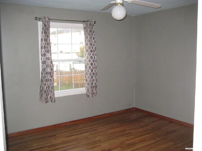 Building Photo - 4 bedroom 2 bath home in great location