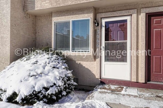 Building Photo - Completely Renovated Townhome