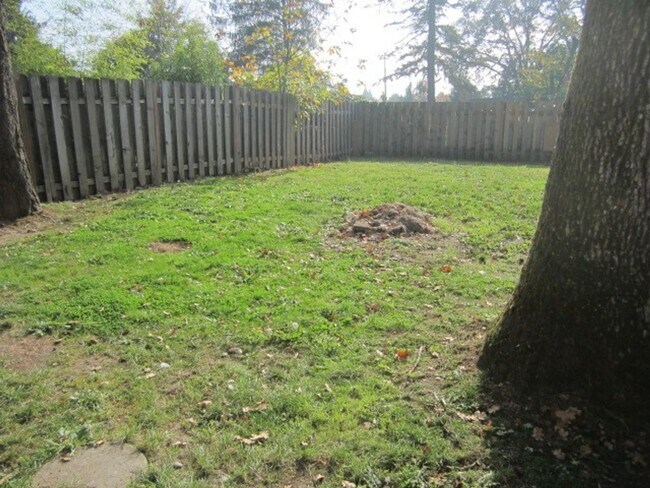 Building Photo - Cute Newley Remodeled 3 BD in Aloha!!