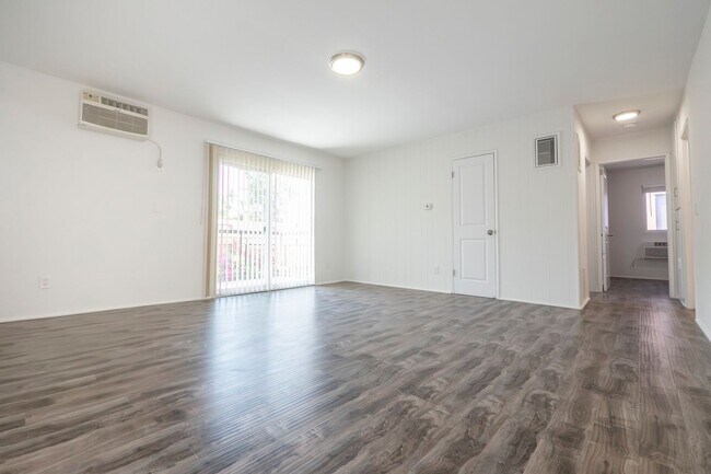 Interior Photo - 10736 Magnolia Blvd
