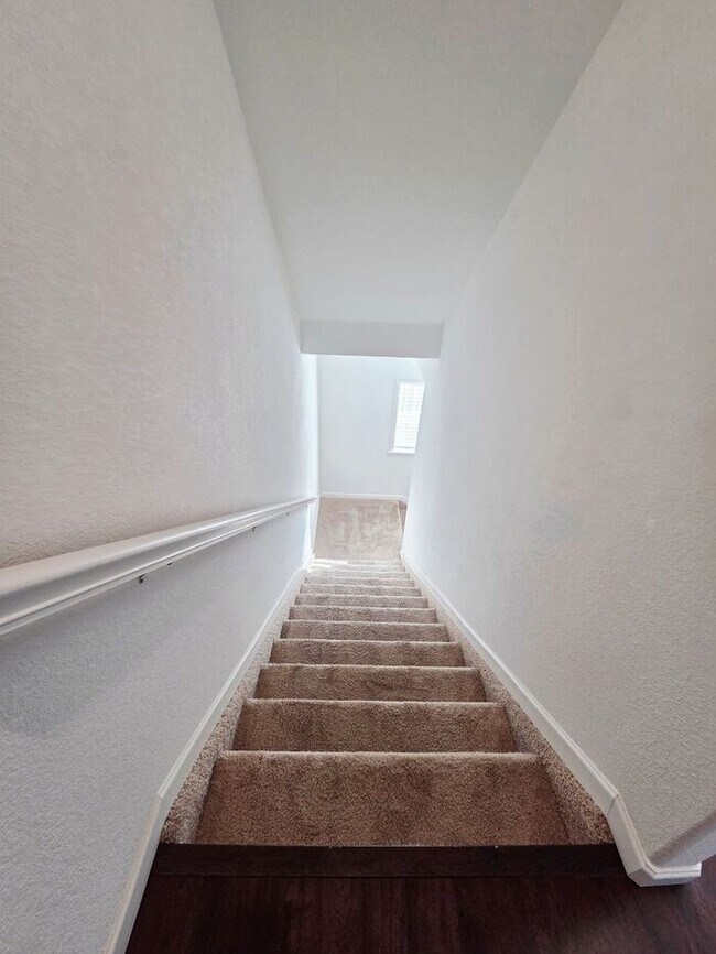 Building Photo - Cute Spacious Townhome in Prime Location – Available Now!