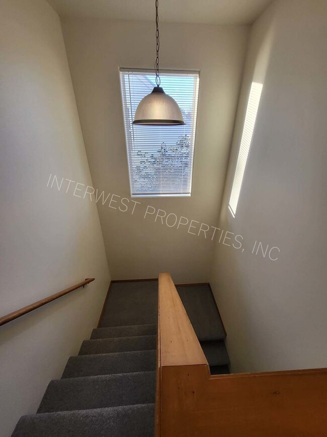 Building Photo - *1/2 OFF 1ST MONTH'S RENT PROMO* 3 Bed NE ...