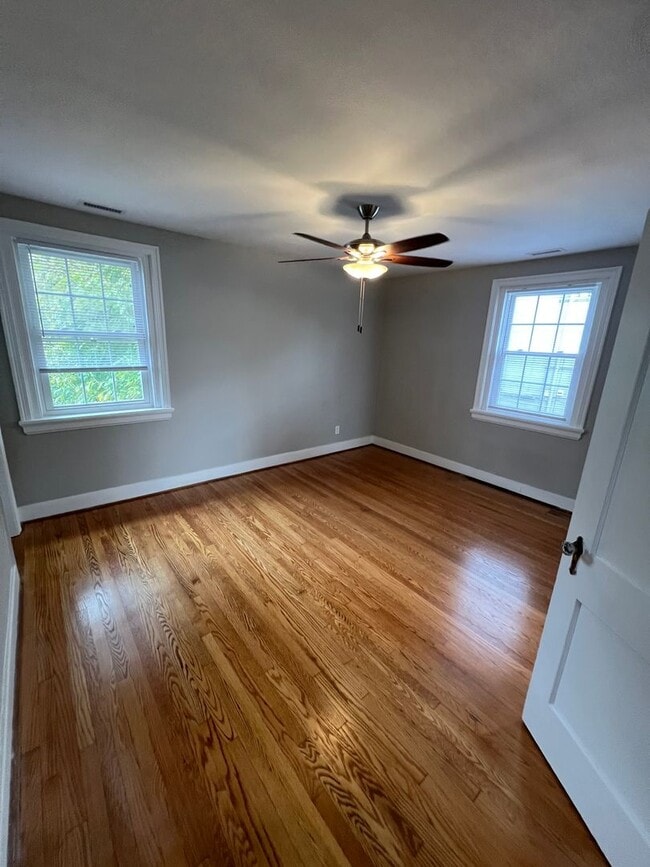 Building Photo - Huge 1 Bedroom Apartment, in the Near west...