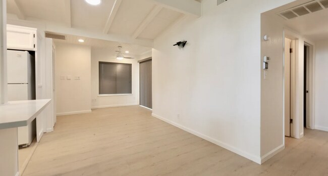 Building Photo - Updated Large 3 bedroom 2 bathroom home