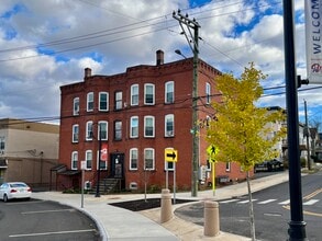 Building Photo - 19 Divinity St