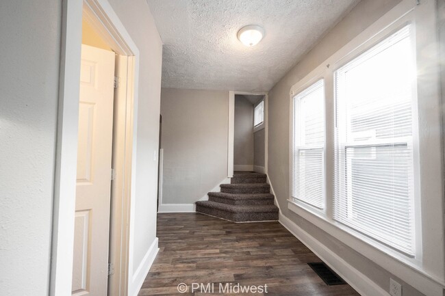 Building Photo - Charming 2-Bedroom Duplex in Indianapolis ...