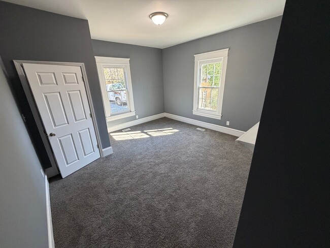 Building Photo - Amazing 7 Bedroom 2 bathroom updated home for rent in Burlington, NC