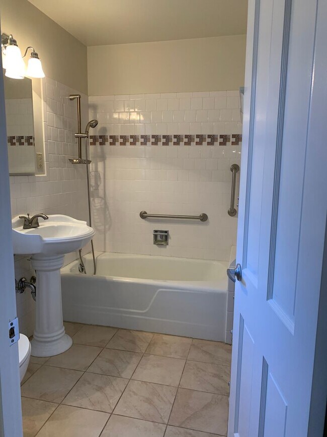 Building Photo - South Auburn/ Skyridge school  district