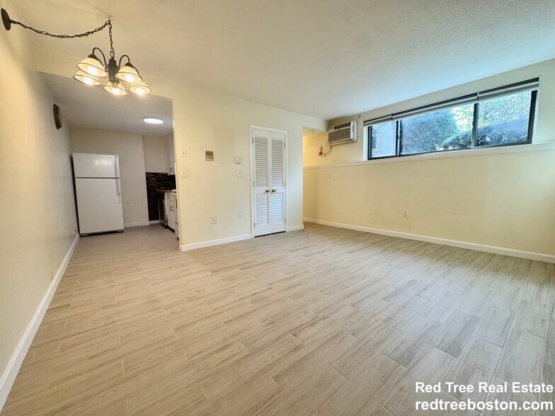 Building Photo - 172 River St