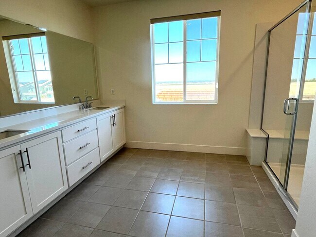Building Photo - Spacious 4-Bedroom Home in Prime Tracy Loc...