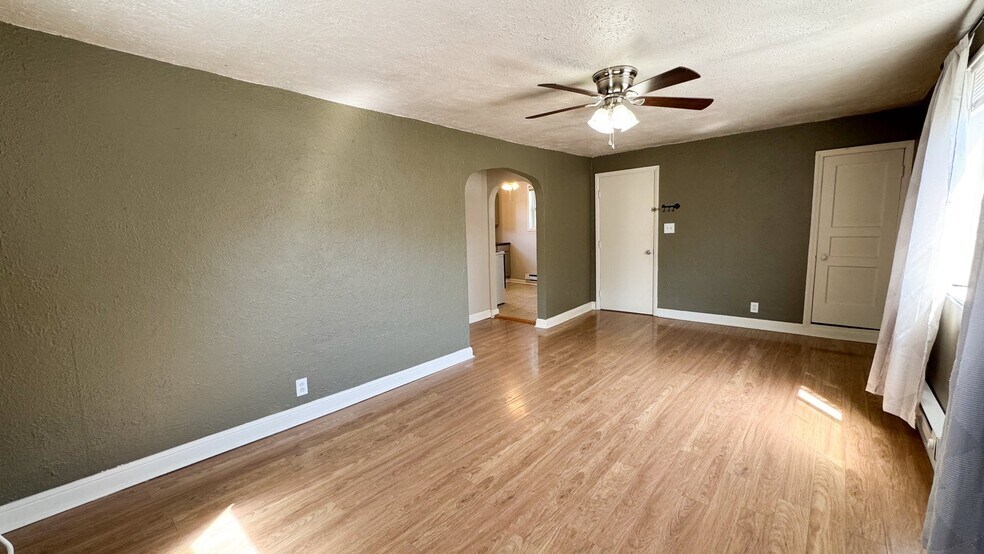 Building Photo - 321 S Walnut St