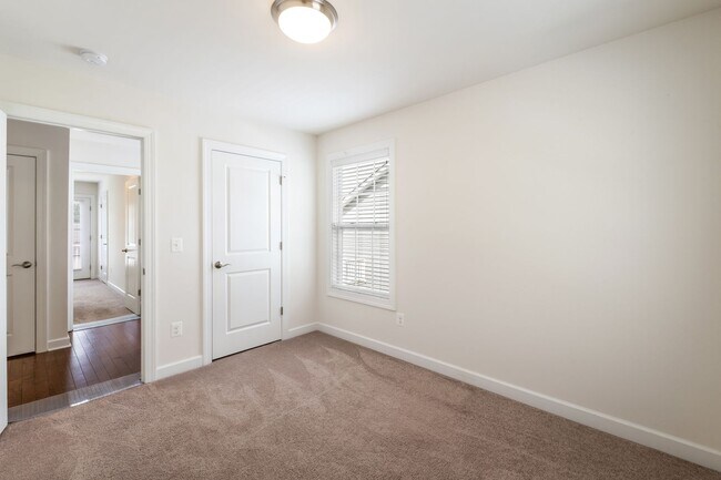 Building Photo - 2410 Winthrop Dr