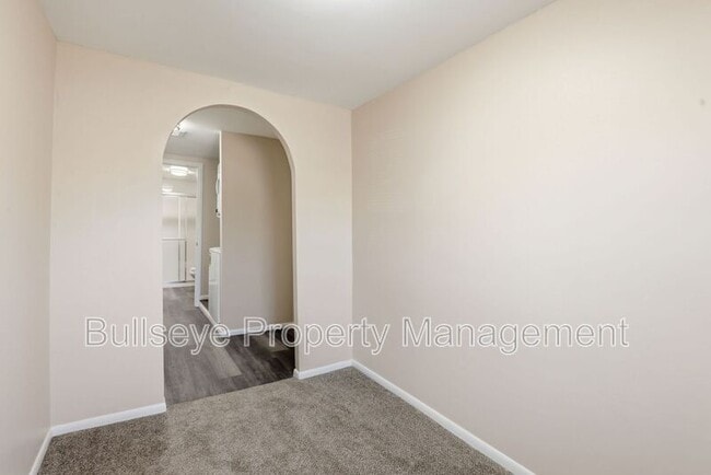 Building Photo - 925 E Garfield St