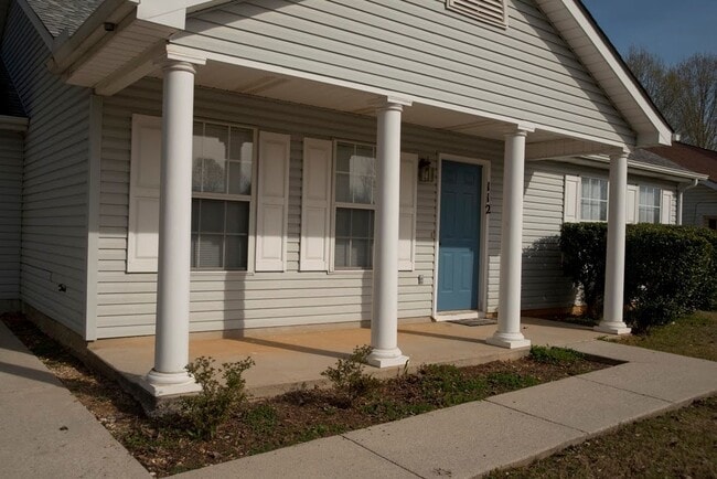 Building Photo - Beautiful 3 Bedroom 2 Bath Home in the Hea...
