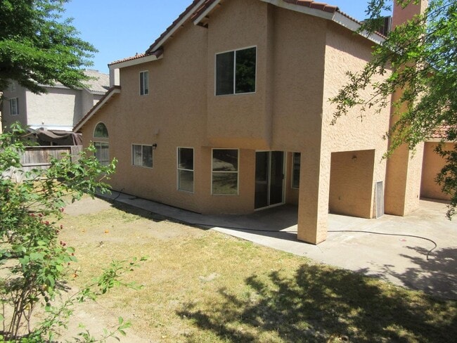 Building Photo - 4 Bed, 2.5 Bath Home with 3-Car Garage in Clovis Unified School District
