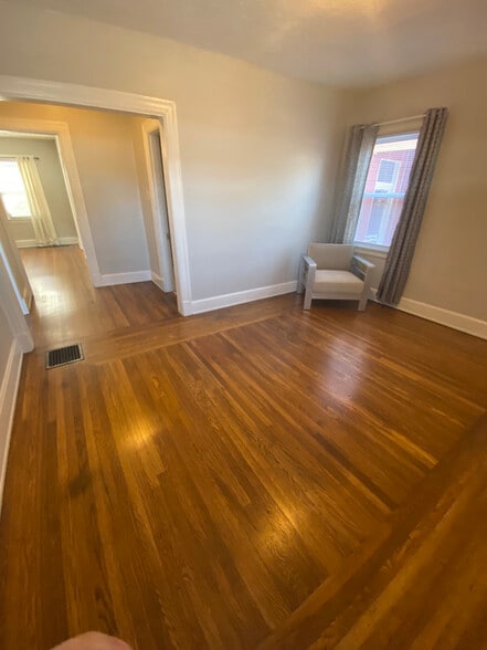 Entrance into bright living area. - 136 Fairfield Ave