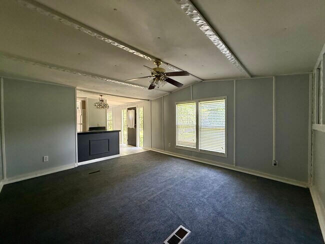 Building Photo - 143 Maple St