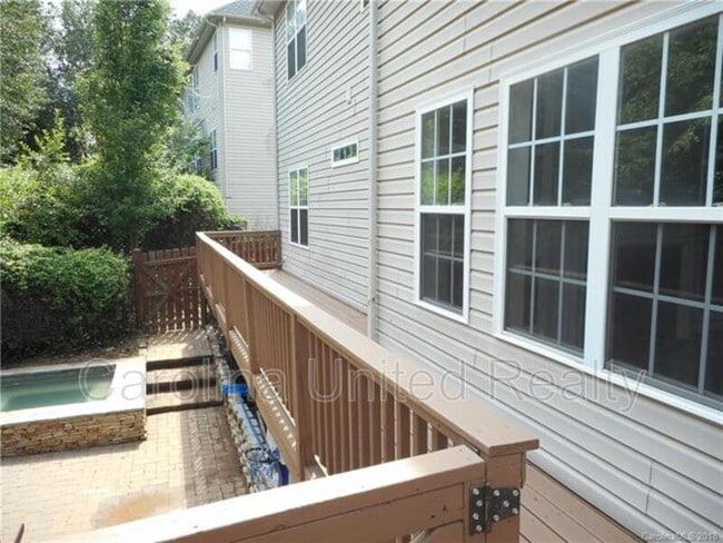 Building Photo - 11017 Valley Spring Dr