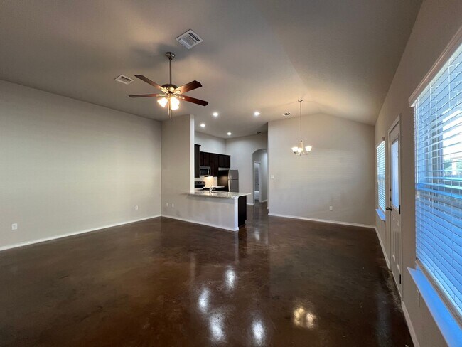 Building Photo - Beautiful Duplex in Seguin!