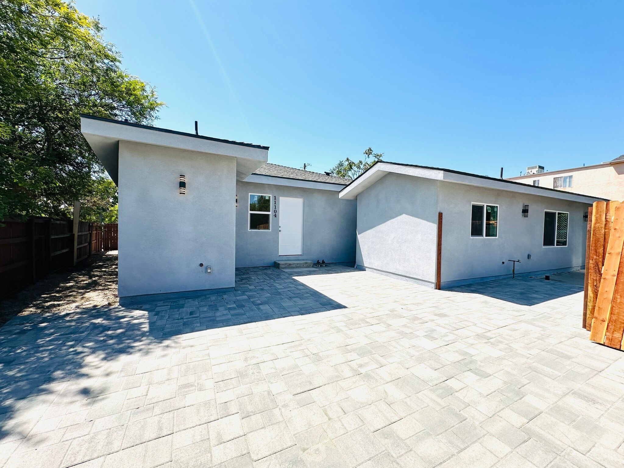 Building Photo - 11104 Oxnard St