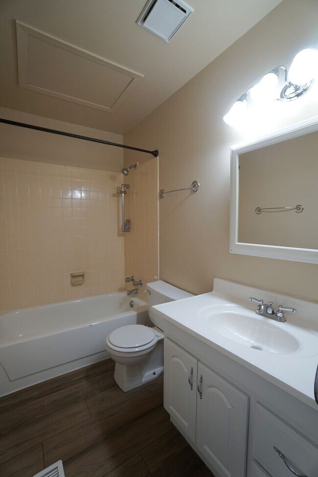 Building Photo - 7644 Lexington Manor Dr
