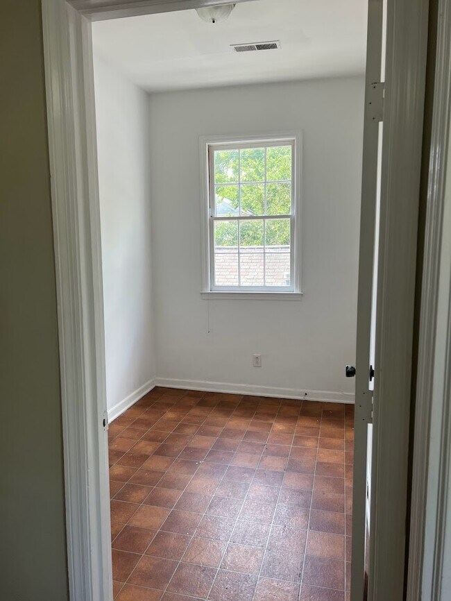 Building Photo - 119 Drake Street Unit B