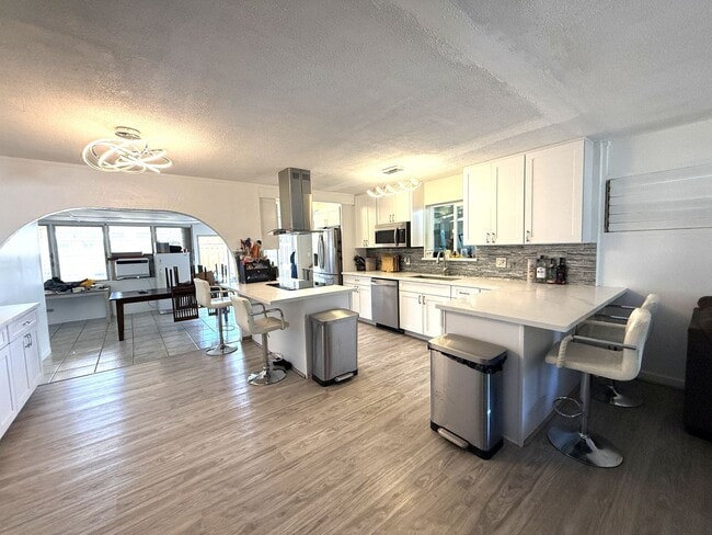 Building Photo - Ewa Beach- 8 bedrooms/4 baths/Carport/Spacious Yard