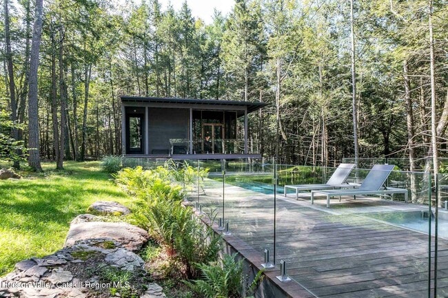 Building Photo - 70 Raybrook Dr