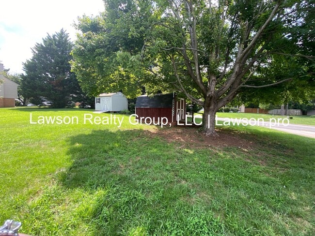 Building Photo - Spacious Hollins Four Bedroom w/ Finished Basement