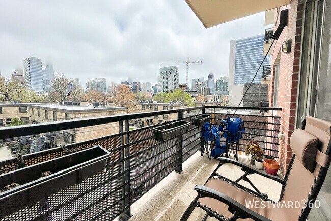 Primary Photo - 873 N Larrabee-304