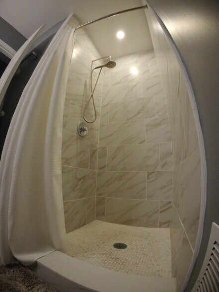 Building Photo - 819 N Montford Ave