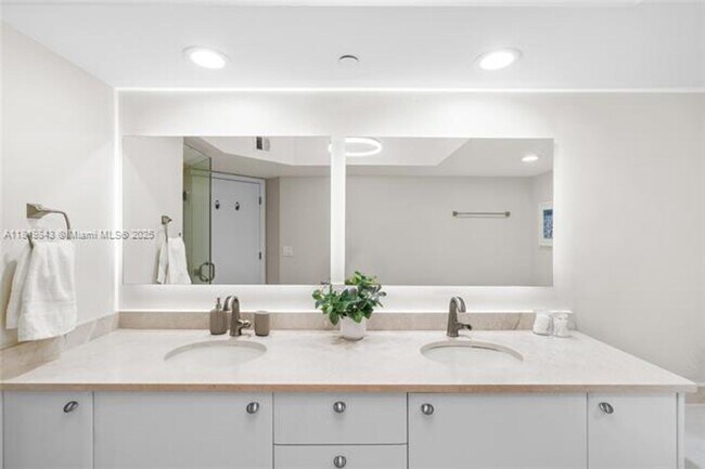 Building Photo - 16500 Collins Ave