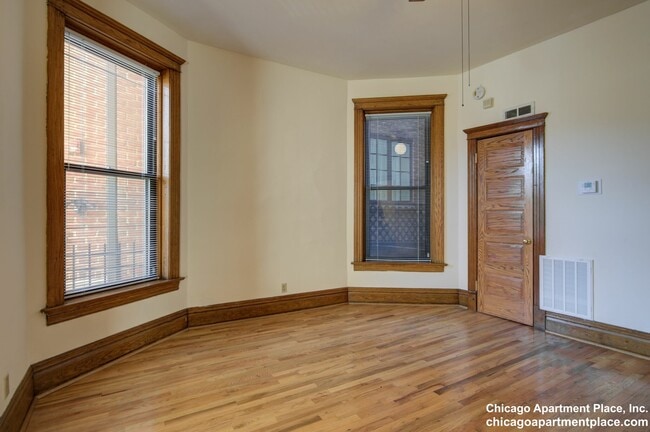 Building Photo - 638 W Drummond Pl