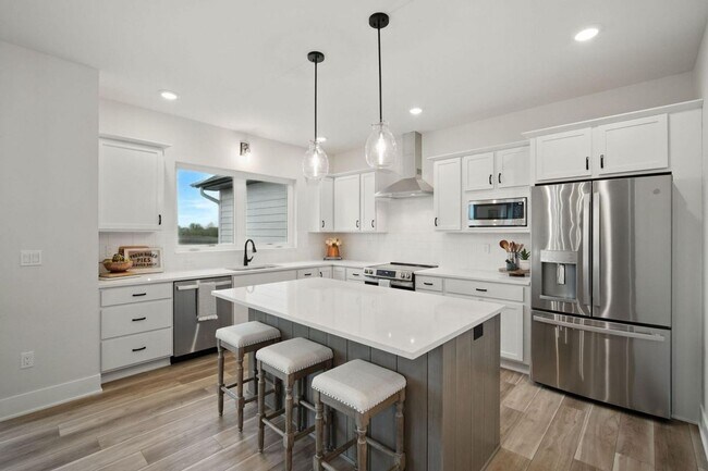 Building Photo - 3 Bedroom Townhome Available November 5th,...