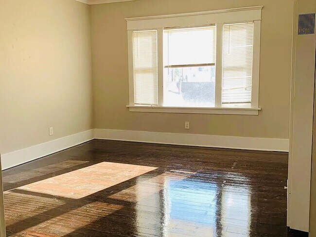 Building Photo - 307