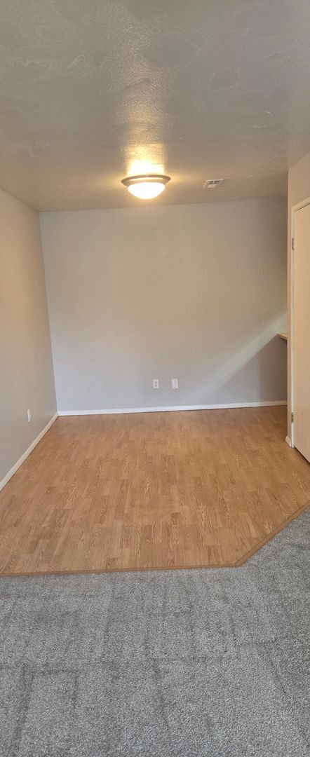 Building Photo - Charming 2-bedroom, 1-bathroom home locate...