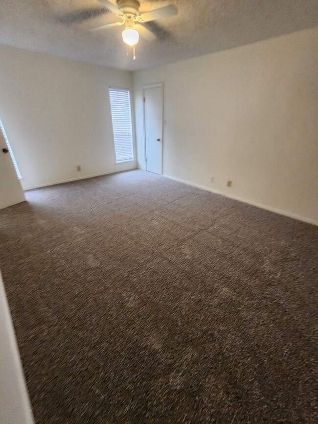 Building Photo - 3 bed 2 bath duplex