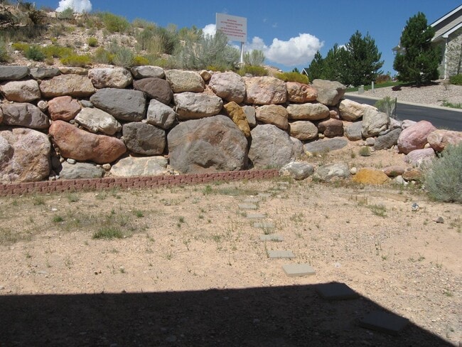 Building Photo - Spacious 2-Story Cedar City Duplex
