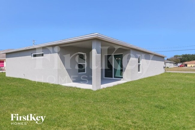 Building Photo - 1992 SW Sunglow St