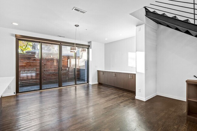 Building Photo - 203 S Marion St Pkwy