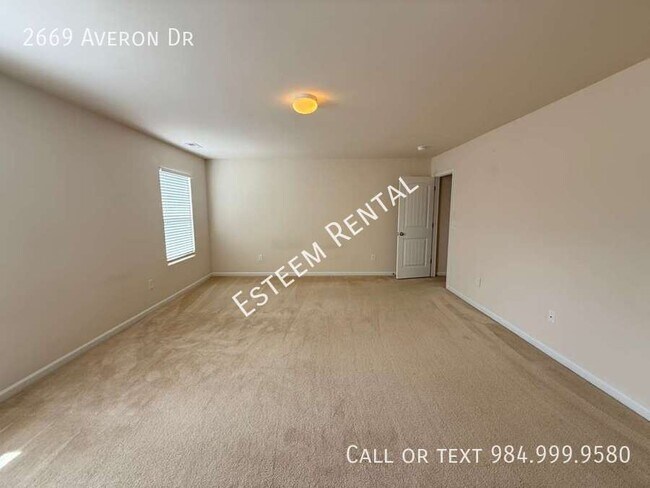 Building Photo - 2669 Averon Dr