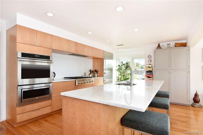 Building Photo - 27 N Buckhout St