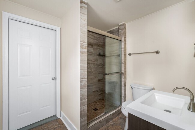 Building Photo - Charming Cottage in sought after Old Hicko...