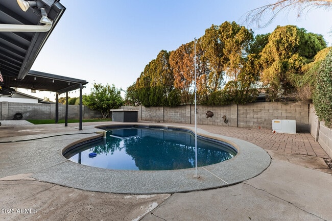 Building Photo - 3217 N Ellis St