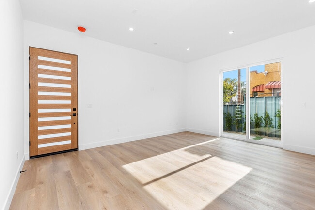 Building Photo - 603 N Harvard Blvd