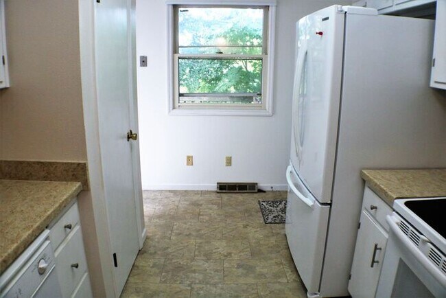 Building Photo - $2,350 | 3 Bedroom, 3 Bathroom House | No ...