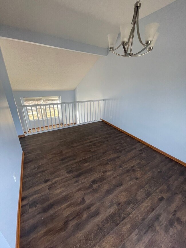Building Photo - Spacious Home!!