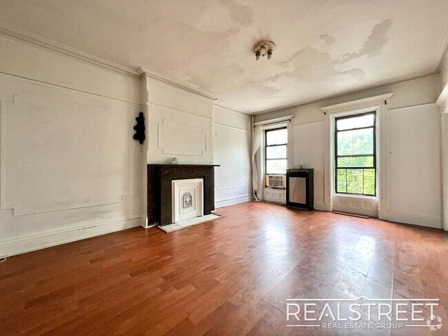 Building Photo - 363 Monroe St