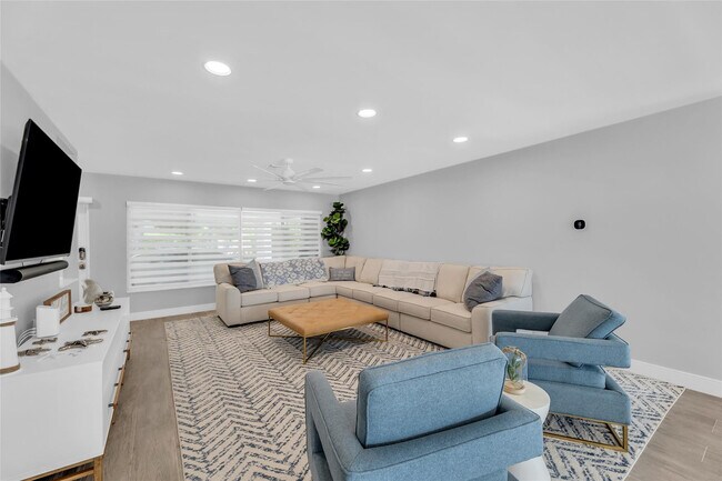 Building Photo - 2005 N Riverside Dr